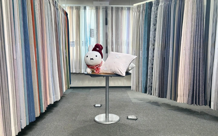札幌ショールーム　カーテンの現物展示