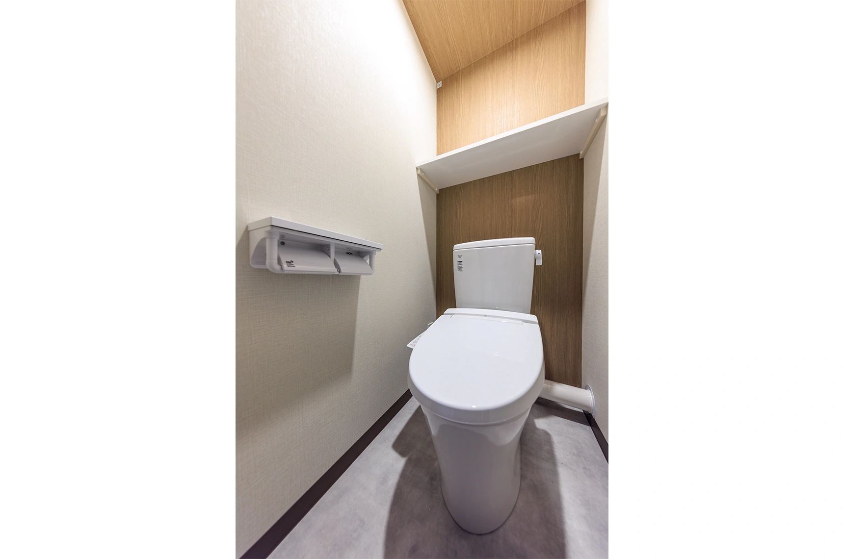 社員寮 ドーミー大阪京橋のトイレです 壁紙カタログ リリカラ ベースの壁紙を採用いただきました