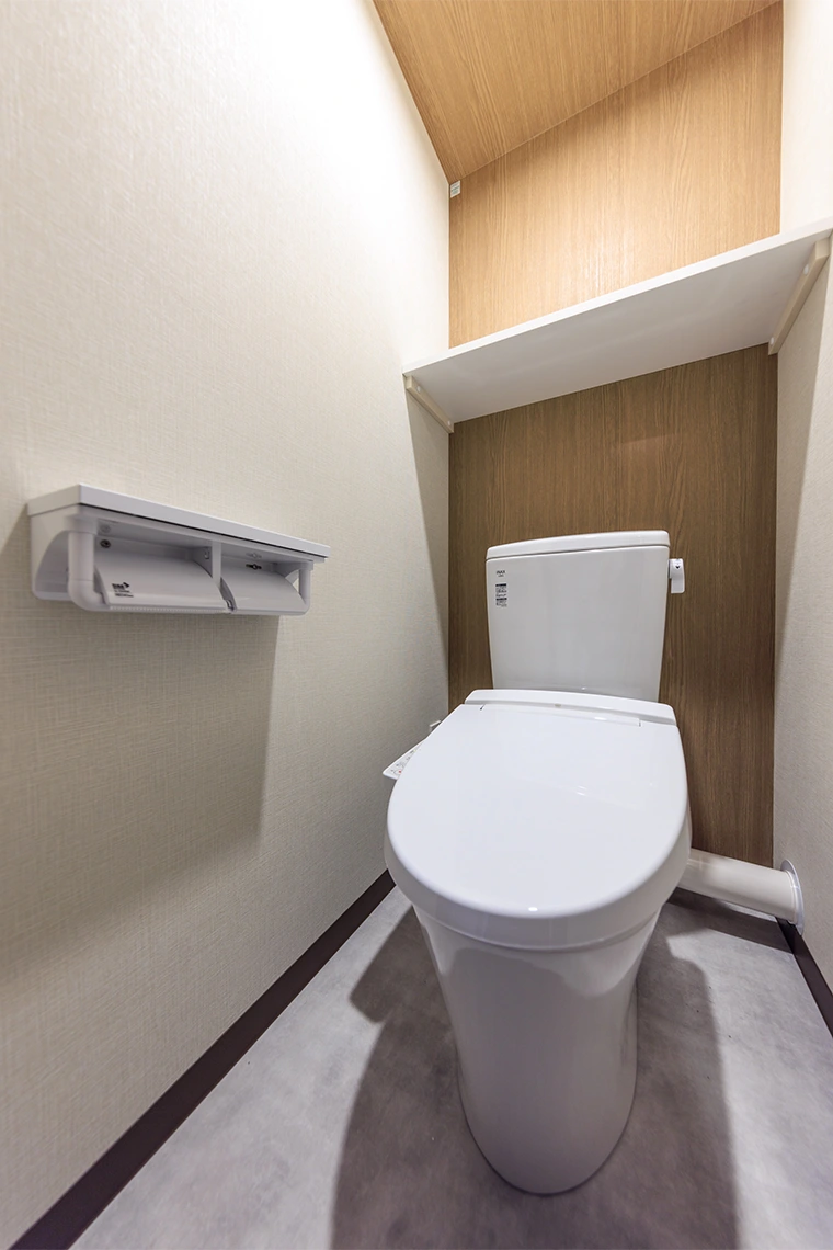 社員寮 ドーミー大阪京橋のトイレです 壁紙カタログ リリカラ ベースの壁紙を採用いただきました