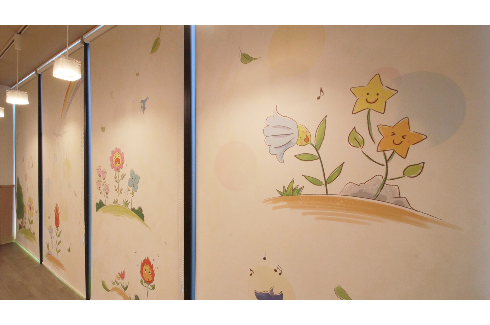 「こころの花」ほいくえん小岩駅前の保育室です オリジナルオーダーでデジタル・デコのロールスクリーンを採用いただきました
