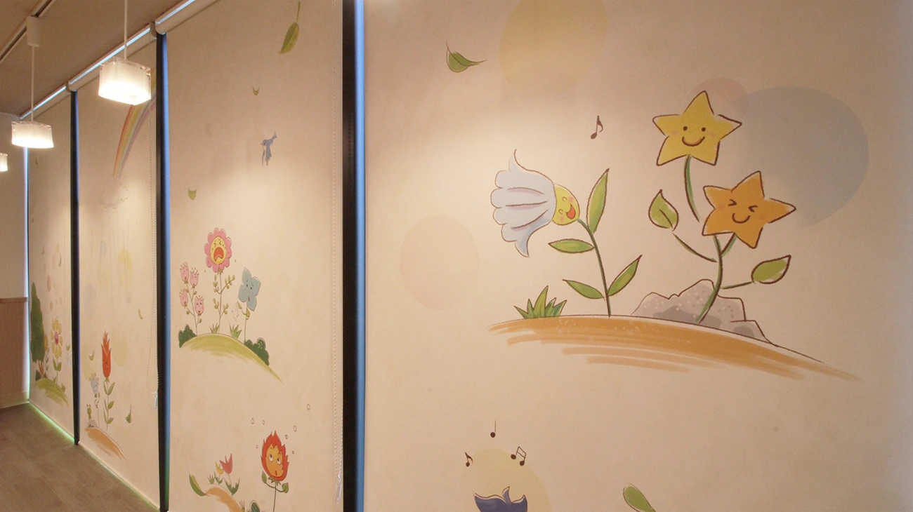 「こころの花」ほいくえん小岩駅前の保育室です オリジナルオーダーでデジタル・デコのロールスクリーンを採用いただきました