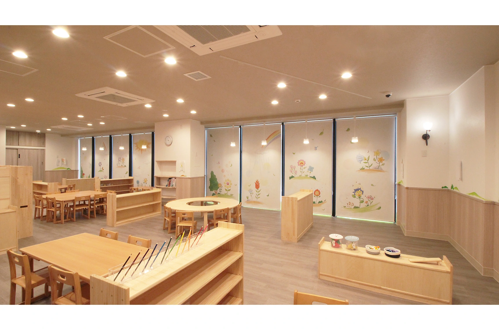 「こころの花」ほいくえん小岩駅前の保育室です オリジナルオーダーでデジタル・デコのロールスクリーンを採用いただきました