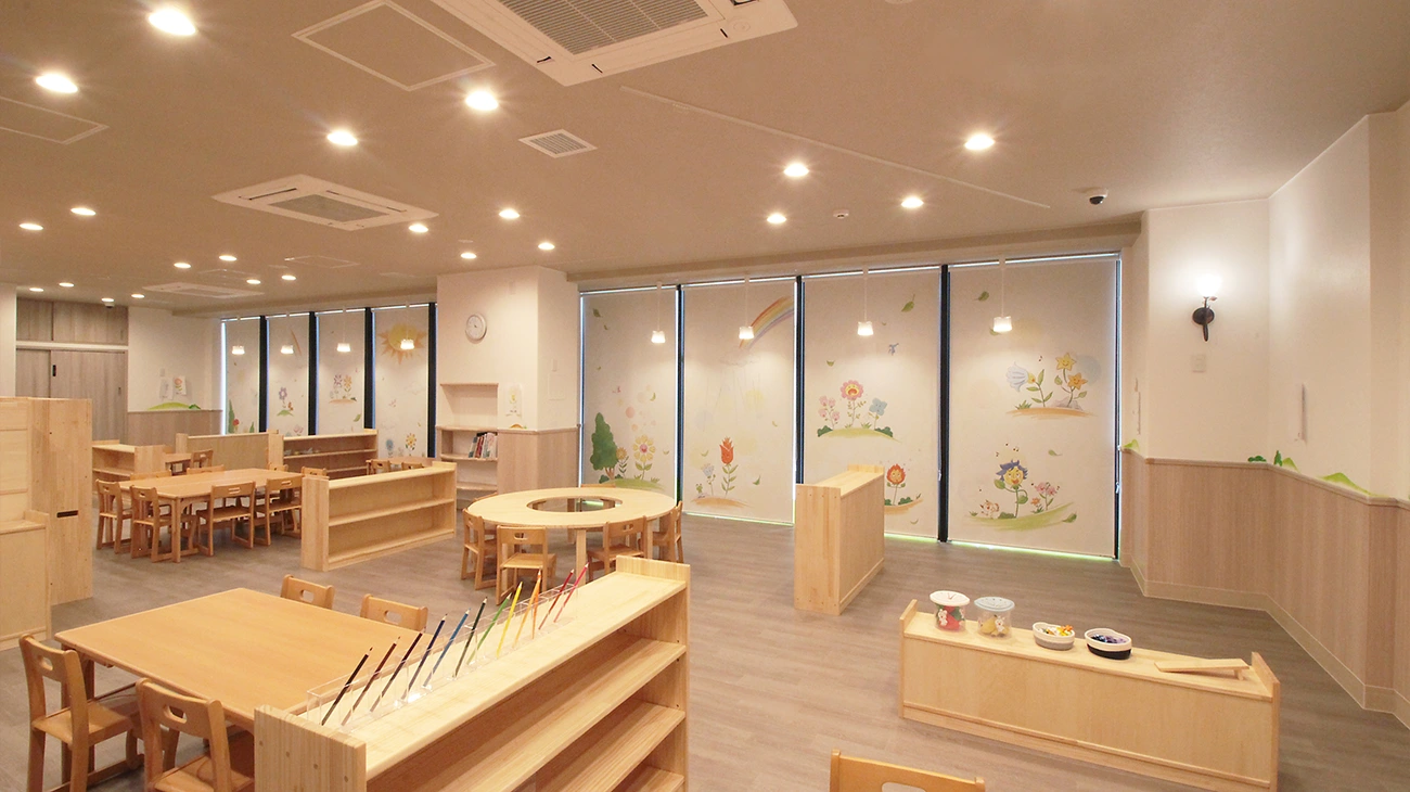 「こころの花」ほいくえん小岩駅前の保育室です オリジナルオーダーでデジタル・デコのロールスクリーンを採用いただきました