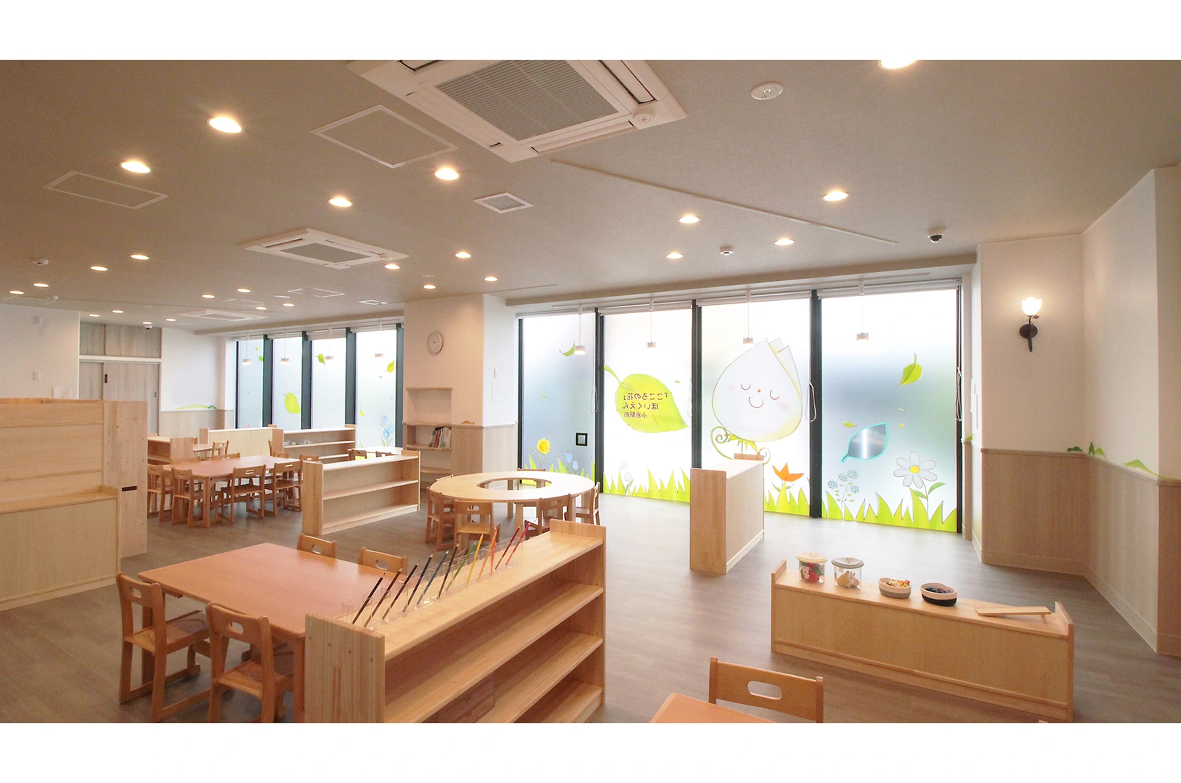 「こころの花」ほいくえん小岩駅前の保育室(3歳児・4歳児)です 壁紙カタログ 不燃認定壁紙の壁紙を採用いただきました