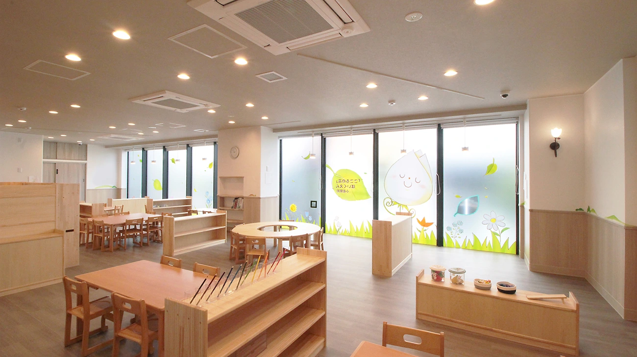 「こころの花」ほいくえん小岩駅前の保育室(3歳児・4歳児)です 壁紙カタログ 不燃認定壁紙の壁紙を採用いただきました