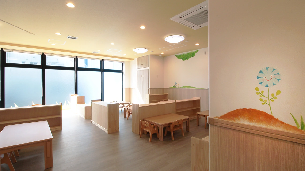 「こころの花」ほいくえん小岩駅前の保育室(2歳児)です 壁紙カタログ 不燃認定壁紙とウィルの壁紙を採用いただきました