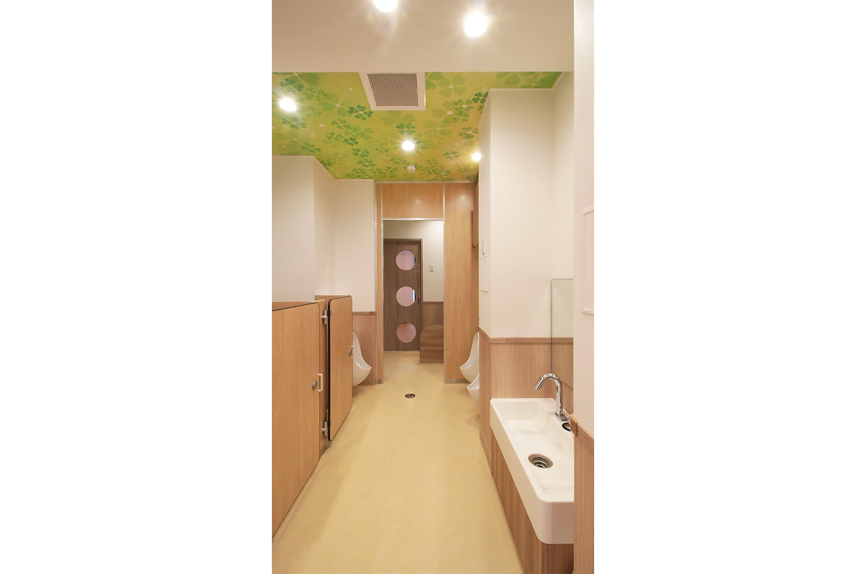 「こころの花」ほいくえん小岩駅前のWC-1です 壁紙カタログ 不燃認定壁紙の壁紙とオリジナルデザインでデジタル・デコの壁紙を採用いただきました