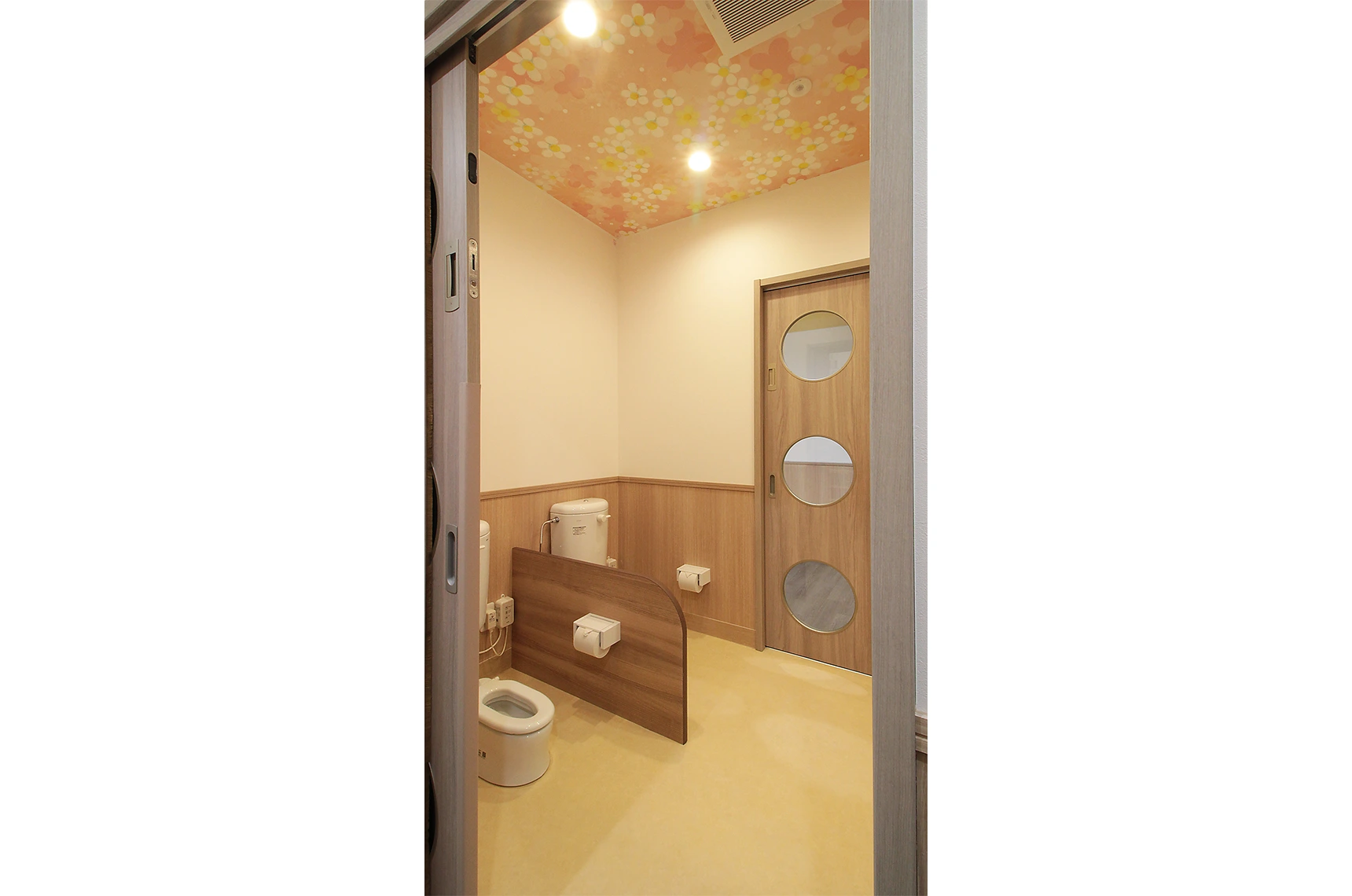 「こころの花」ほいくえん小岩駅前のWC-2です 壁紙カタログ 不燃認定壁紙の壁紙とオリジナルデザインでデジタル・デコの壁紙を採用いただきました