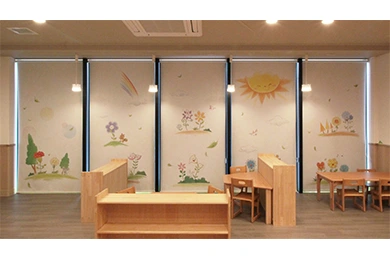 「こころの花」ほいくえん小岩駅前の保育室です オリジナルオーダーでデジタル・デコのロールスクリーンを採用いただきました