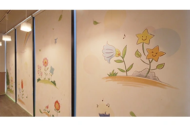 「こころの花」ほいくえん小岩駅前の保育室です オリジナルオーダーでデジタル・デコのロールスクリーンを採用いただきました