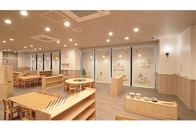 「こころの花」ほいくえん小岩駅前の保育室です オリジナルオーダーでデジタル・デコのロールスクリーンを採用いただきました