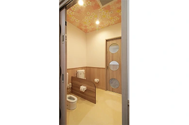 「こころの花」ほいくえん小岩駅前のWC-2です 壁紙カタログ 不燃認定壁紙の壁紙とオリジナルデザインでデジタル・デコの壁紙を採用いただきました