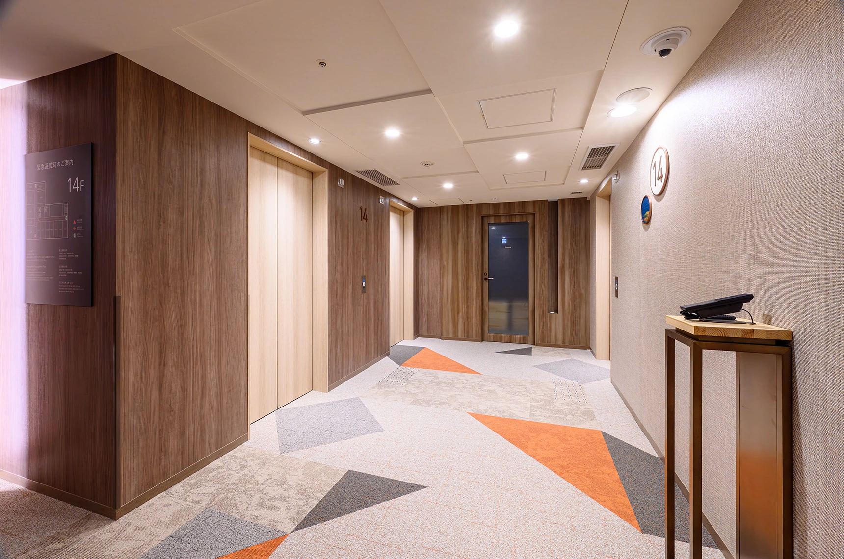 三井ガーデンホテル札幌の客室廊下(偶数階)です 粘着剤付化粧カタログ 3M™ ダイノック™ フィルムの化粧フィルムと床材カタログ アイコニック・デザート エアマスターのタイルカーペットを採用いただきました