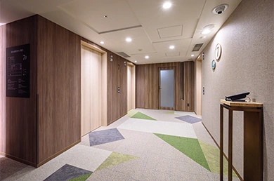 三井ガーデンホテル札幌の客室廊下(奇数階)です 粘着剤付化粧カタログ 3M™ ダイノック™ フィルムの化粧フィルムと床材カタログ アイコニック・デザート エアマスターのタイルカーペットを採用いただきました