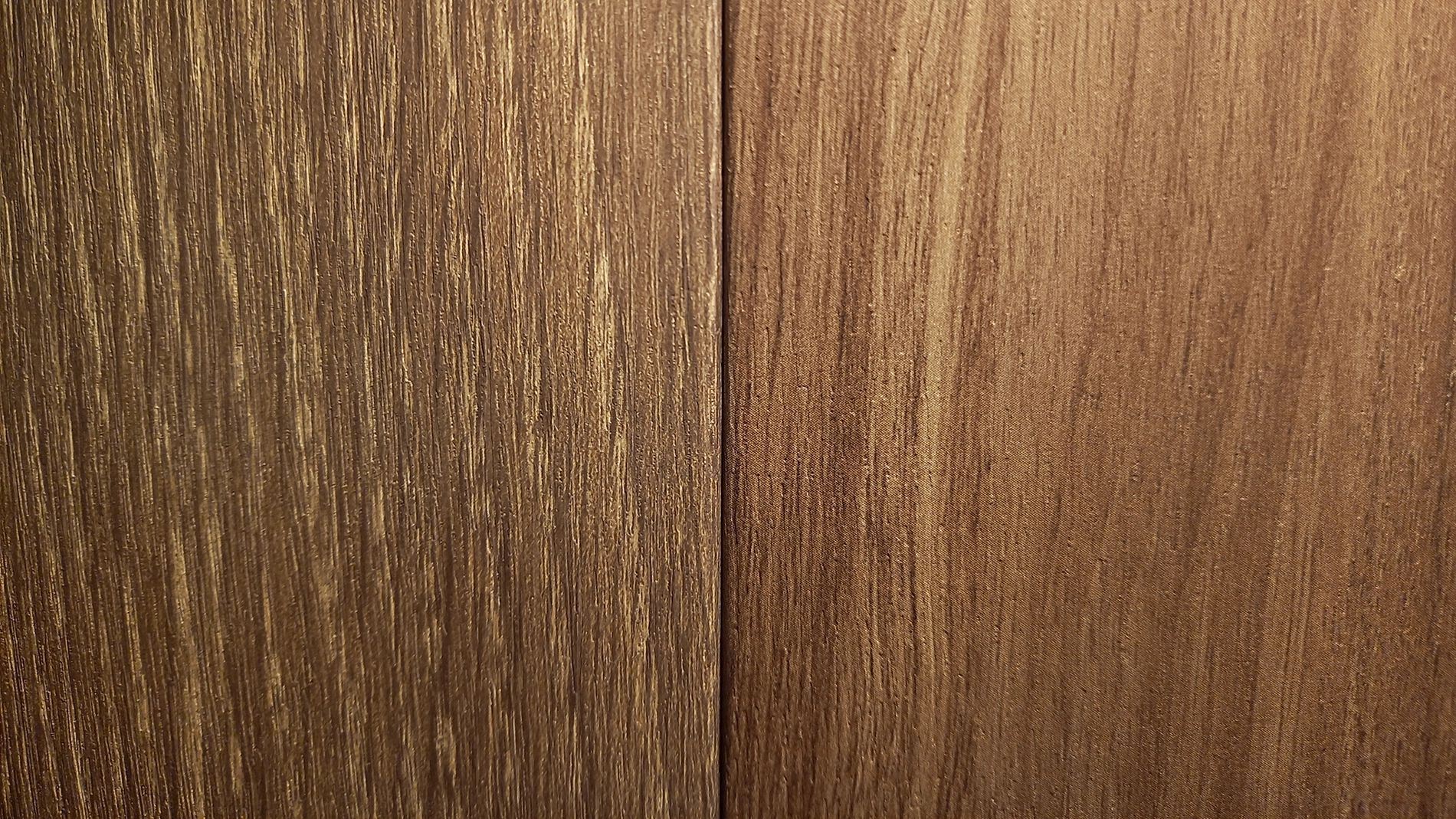 グロスマット壁紙と従来の木目調壁紙の比較画像 明るい空間での見え方(平面)