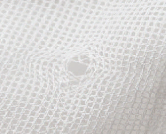 ペットに引っ掻かれ空いたカーテンの穴の画像