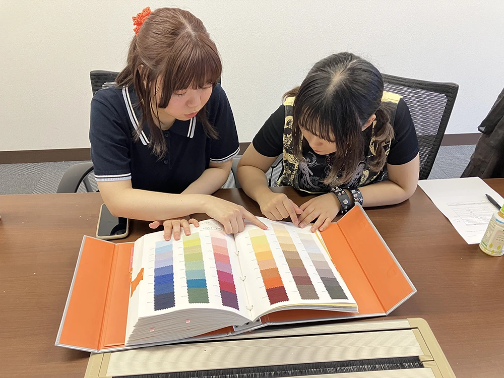 見本帳から生地を選ぶ様子