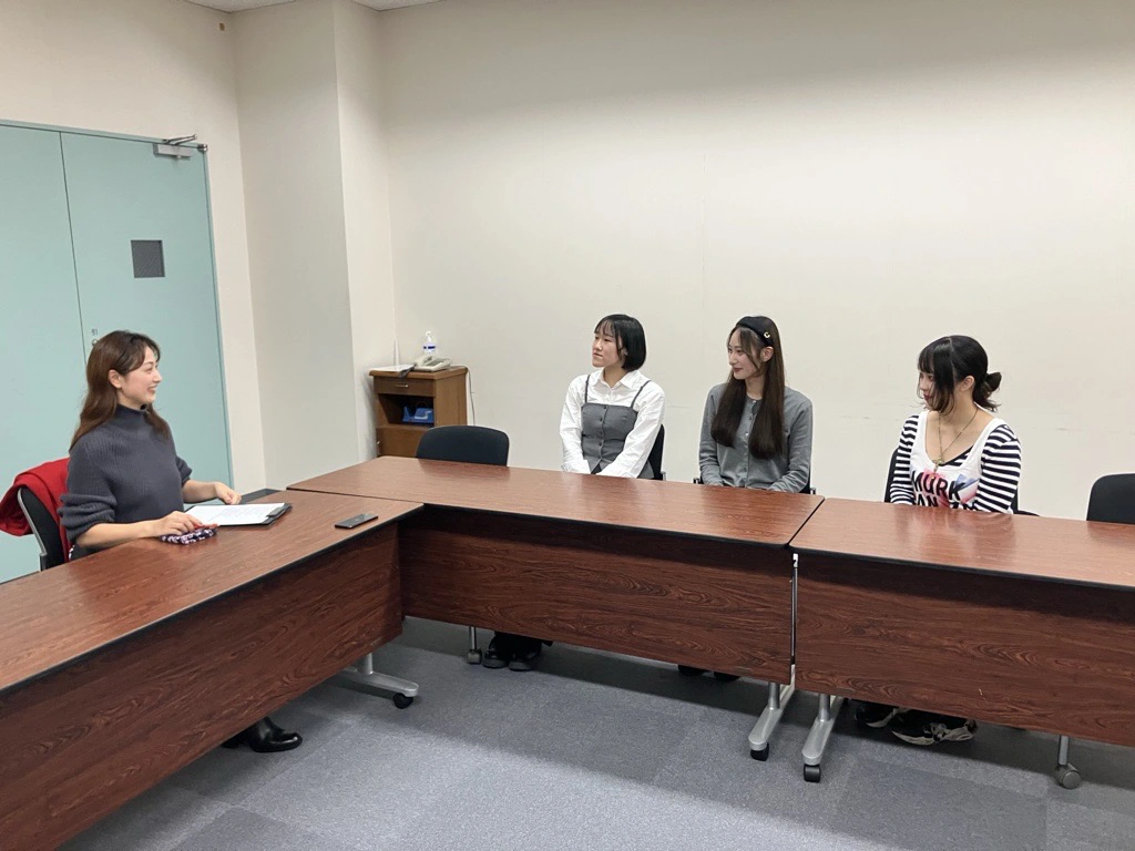 学生へのインタビュー風景