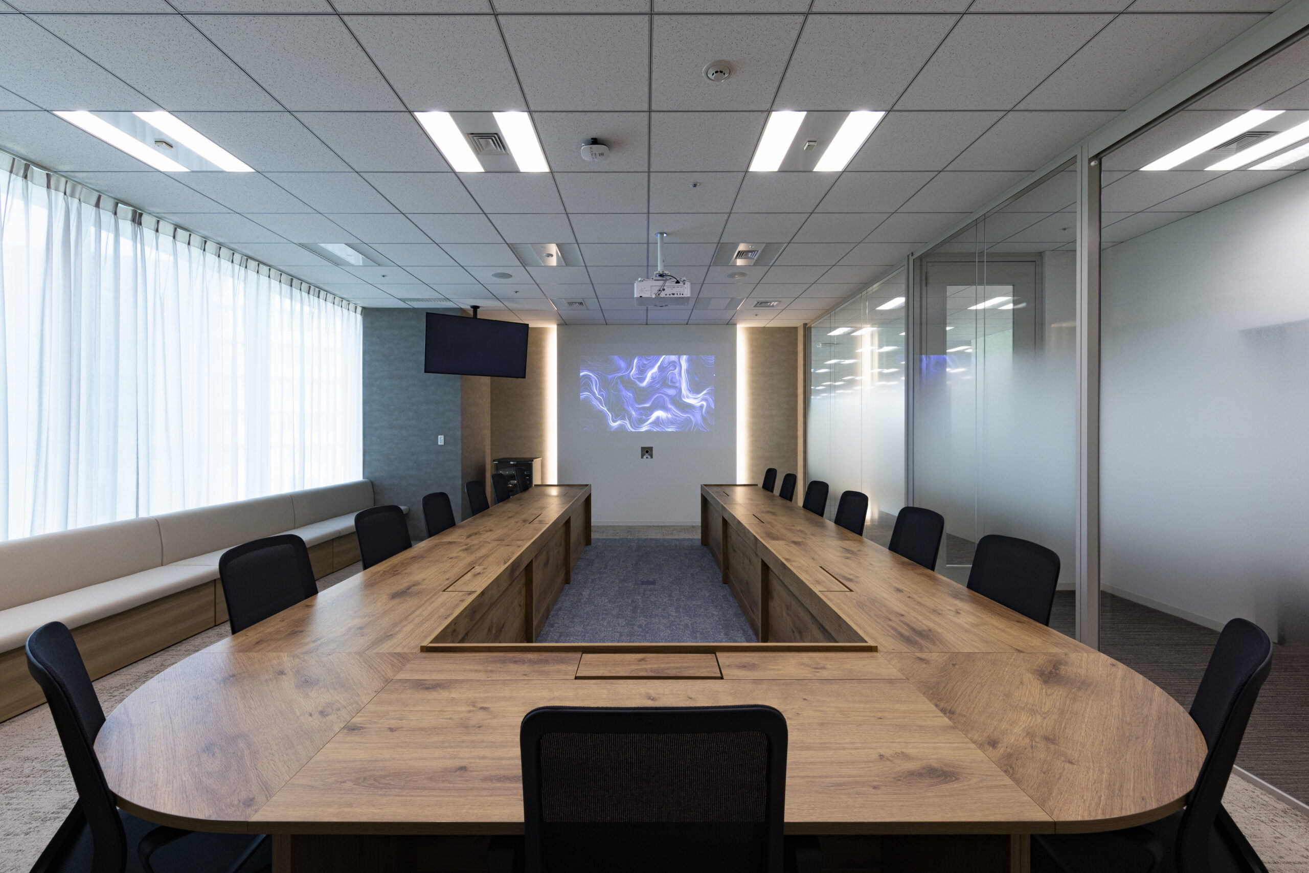 某外資系総合商社の会議室