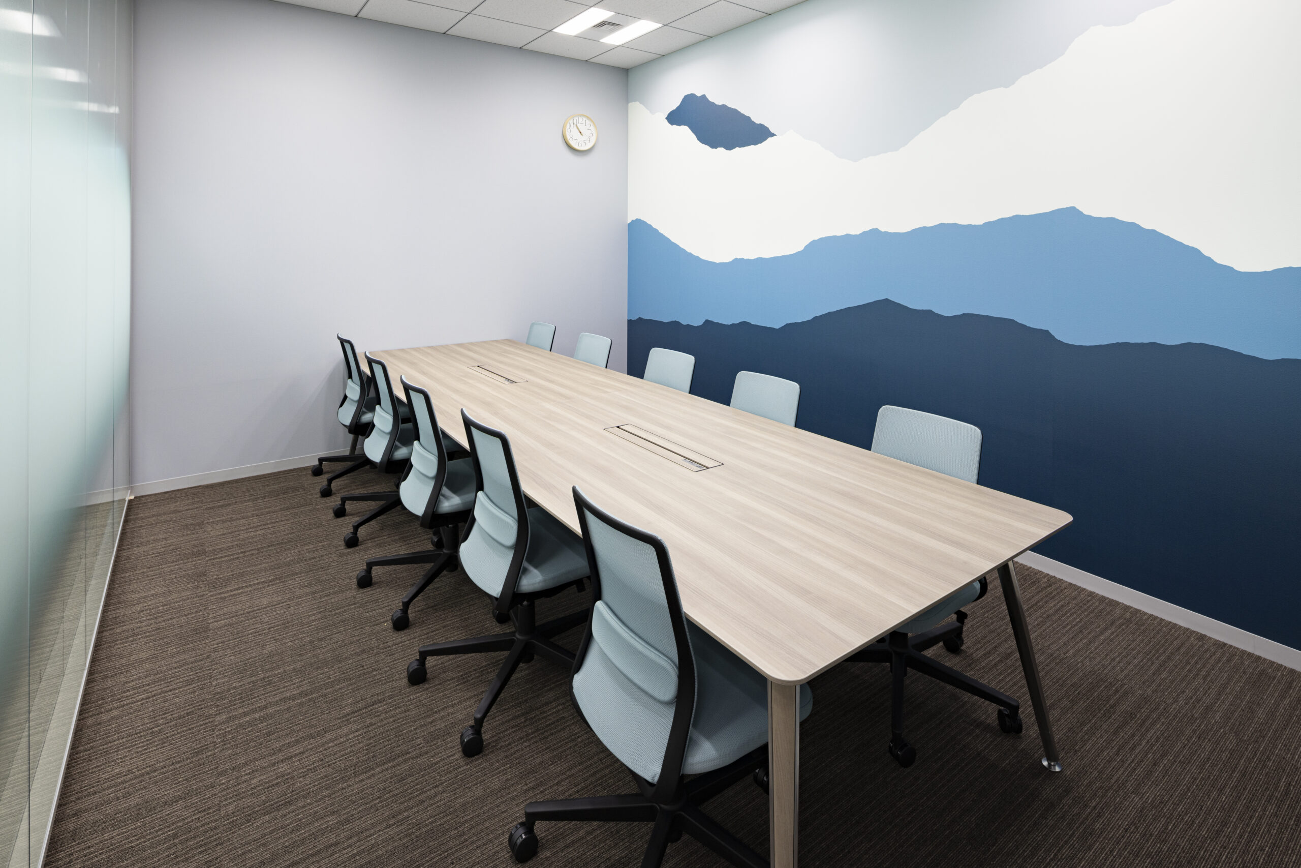 某外資系総合商社の会議室