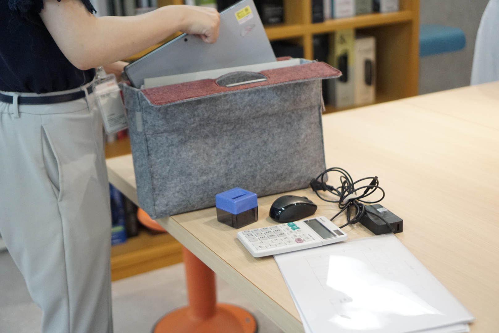 フリーアドレスの必需品 仕事に役立つおすすめ便利グッズ ツール オフィスデザイン 内装レイアウト設計 移転ならリリカラ株式会社