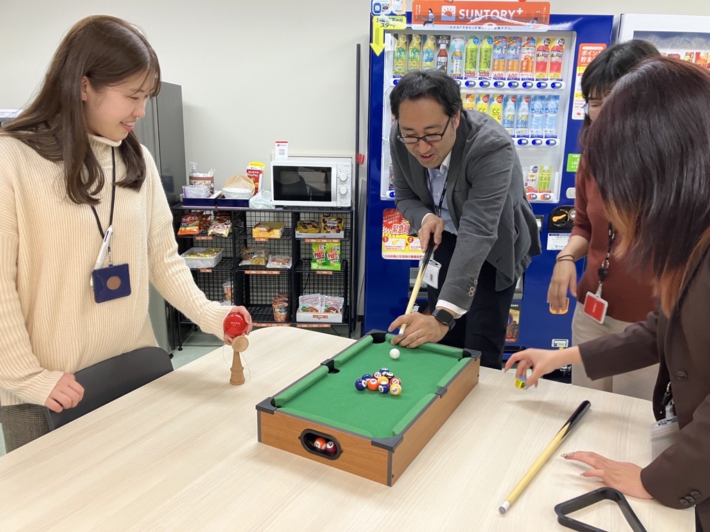 社内のおもちゃで遊ぶ社員たち