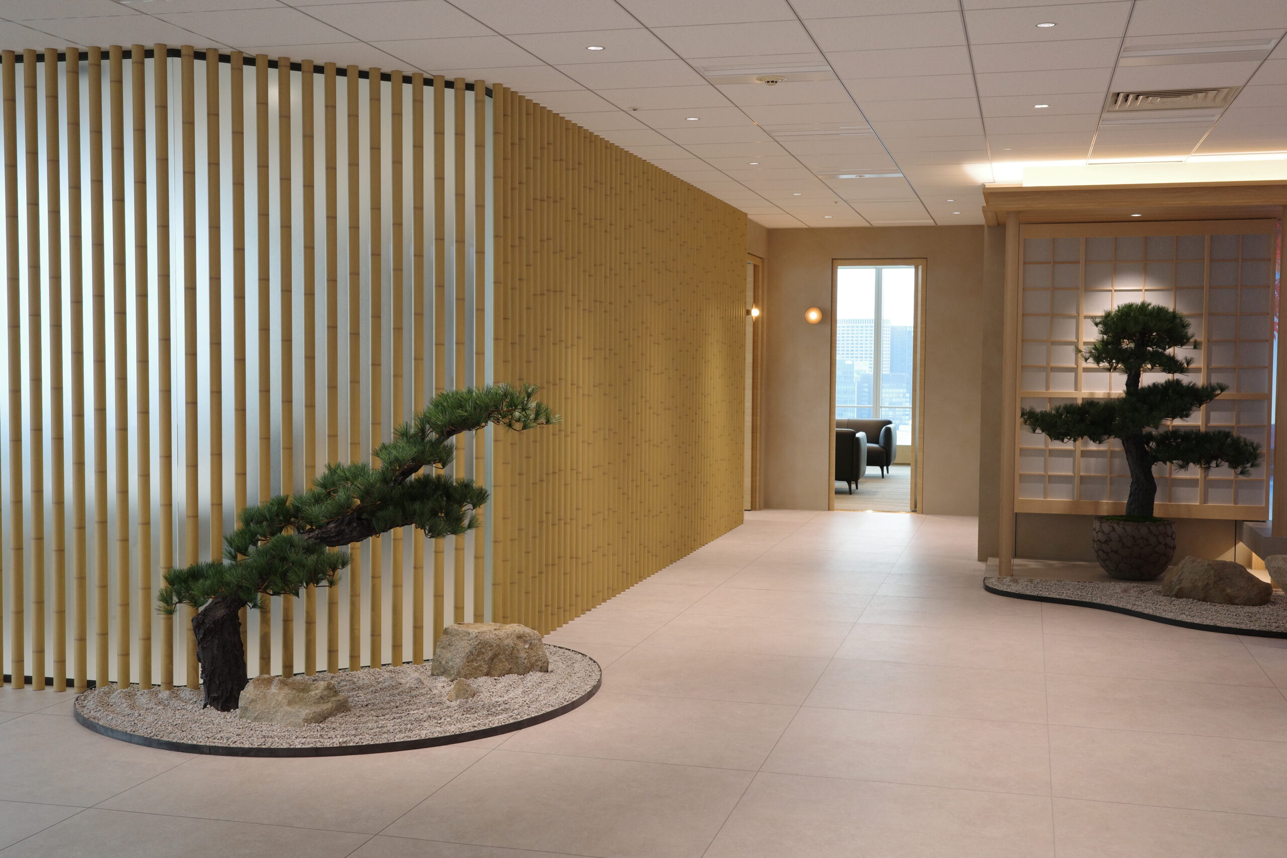 プレゼンルームの室外の壁面を竹を模したルーバーで囲う