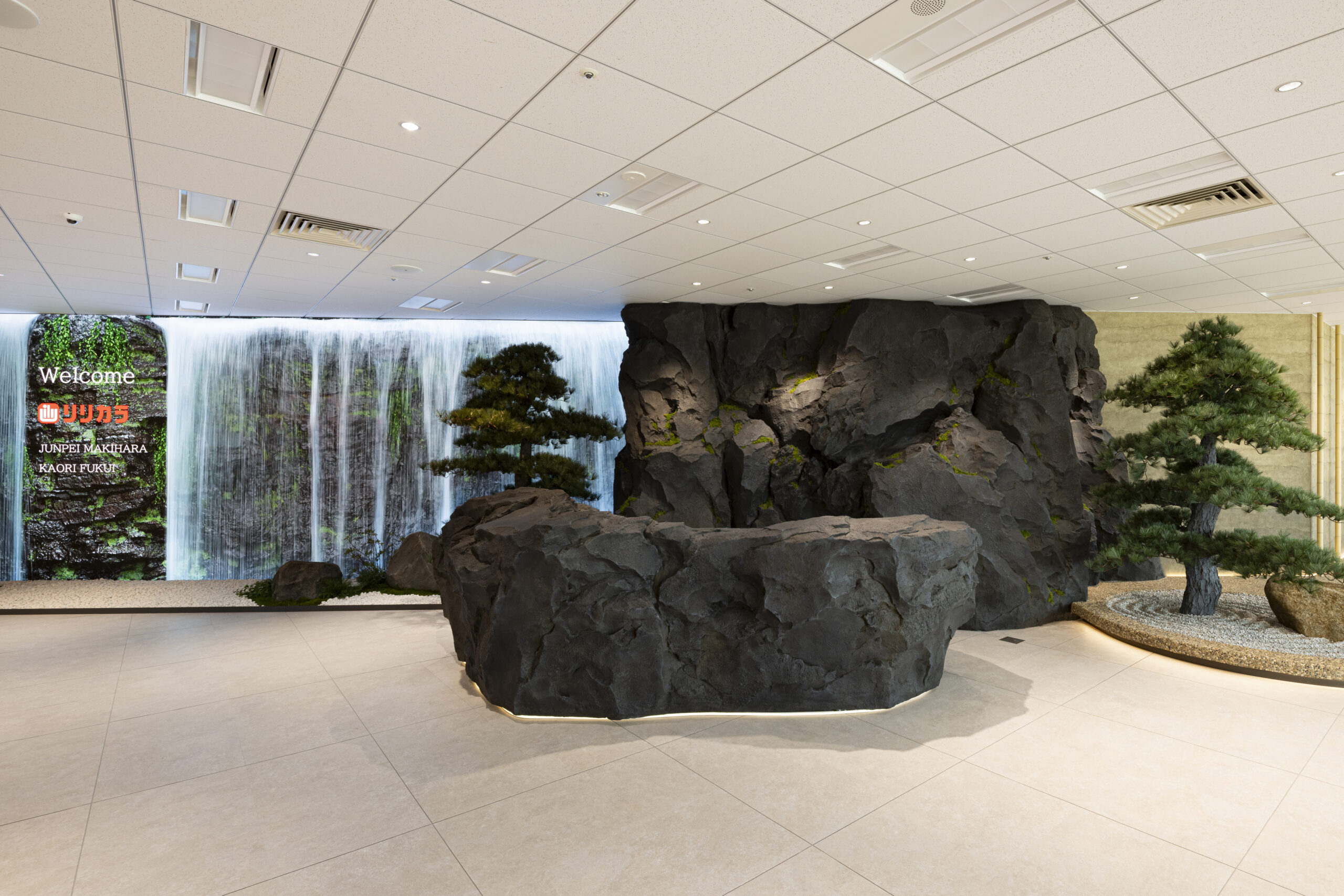 迫力の「滝」演出