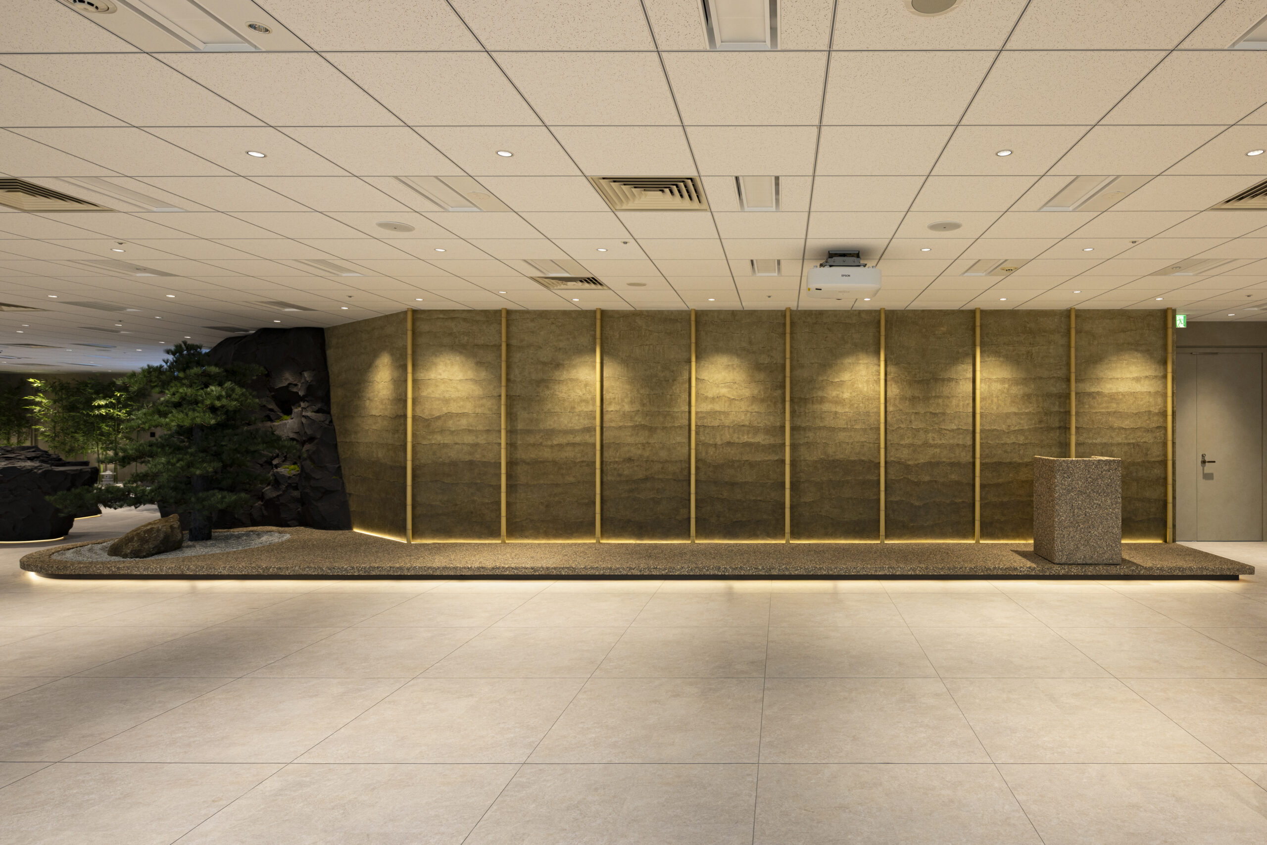 プレゼンルームの室外の壁面を竹を模したルーバーで囲う