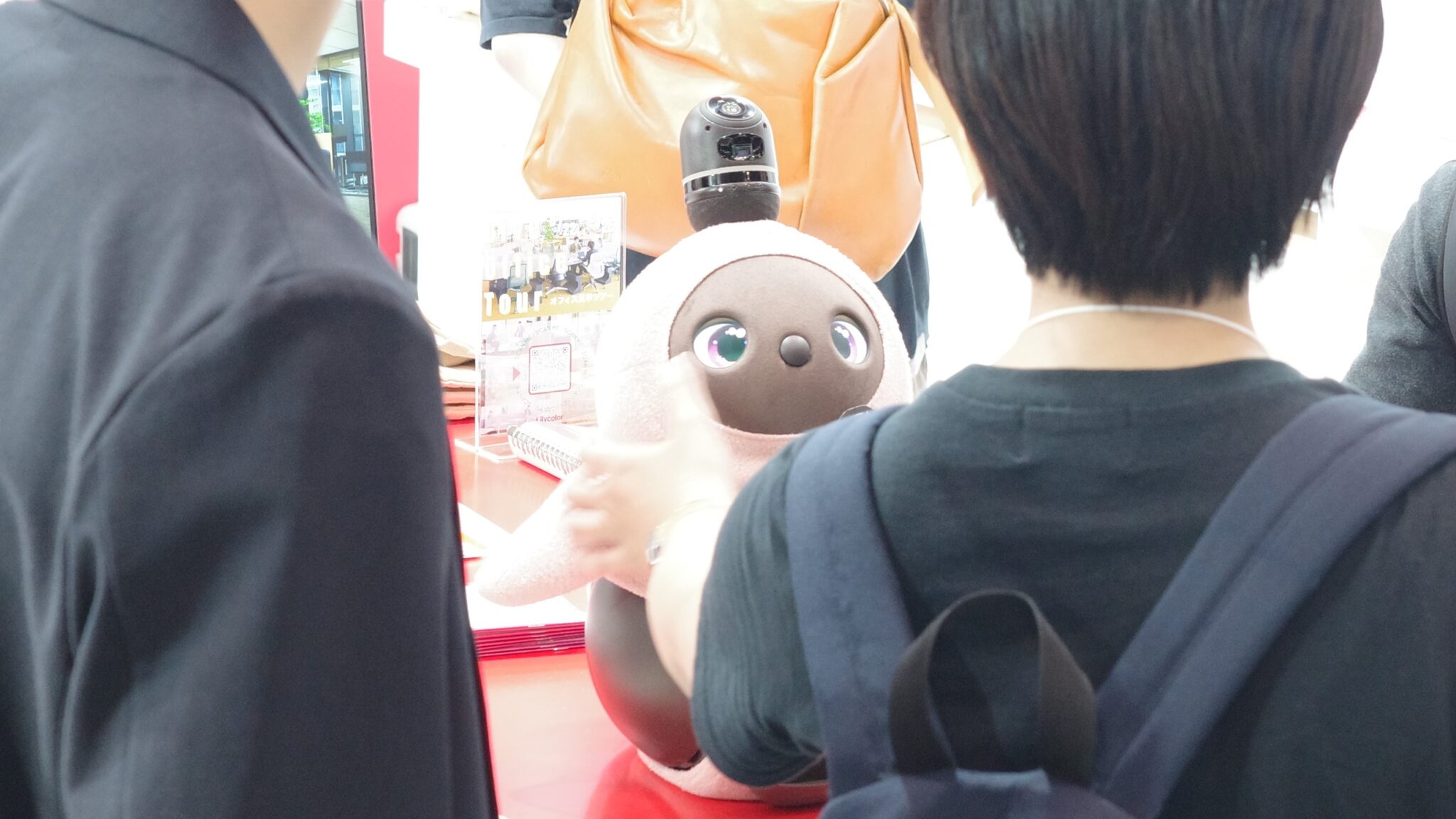 LOVOTに触れている来場者の様子