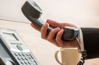 受付システム「RECEPTIONIST」で取次業務が５０％削減