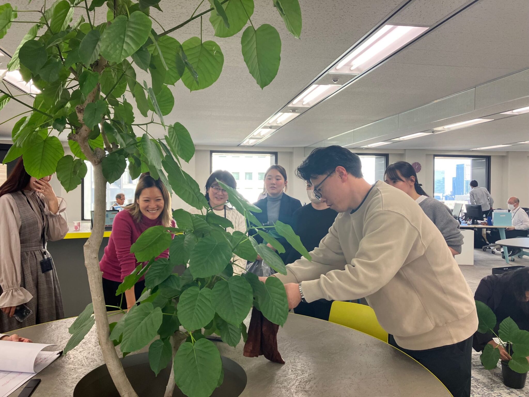 グリーンに水やりをしている社員の様子