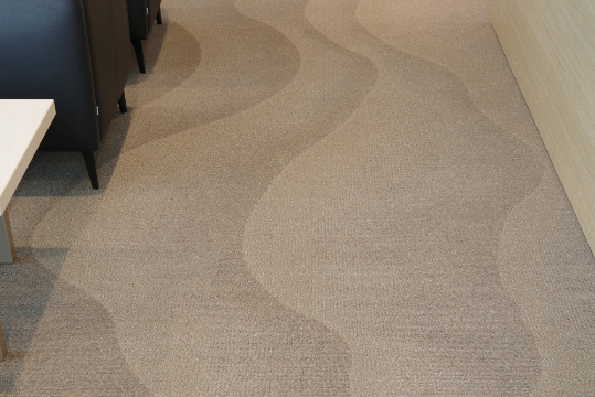 川の流れを連想させるデザインを施した床材