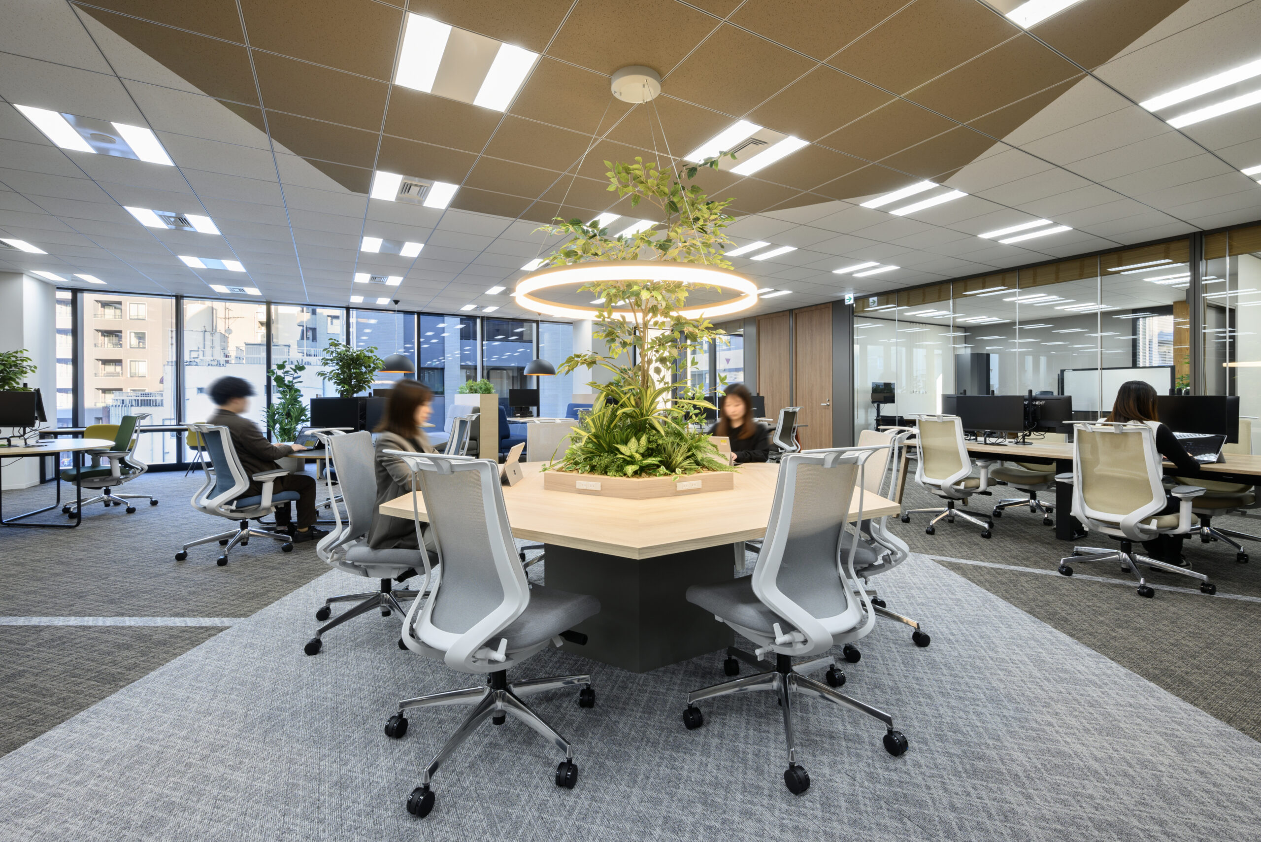 首都高ジャンクションをモチーフにしたペンタゴン型テーブル