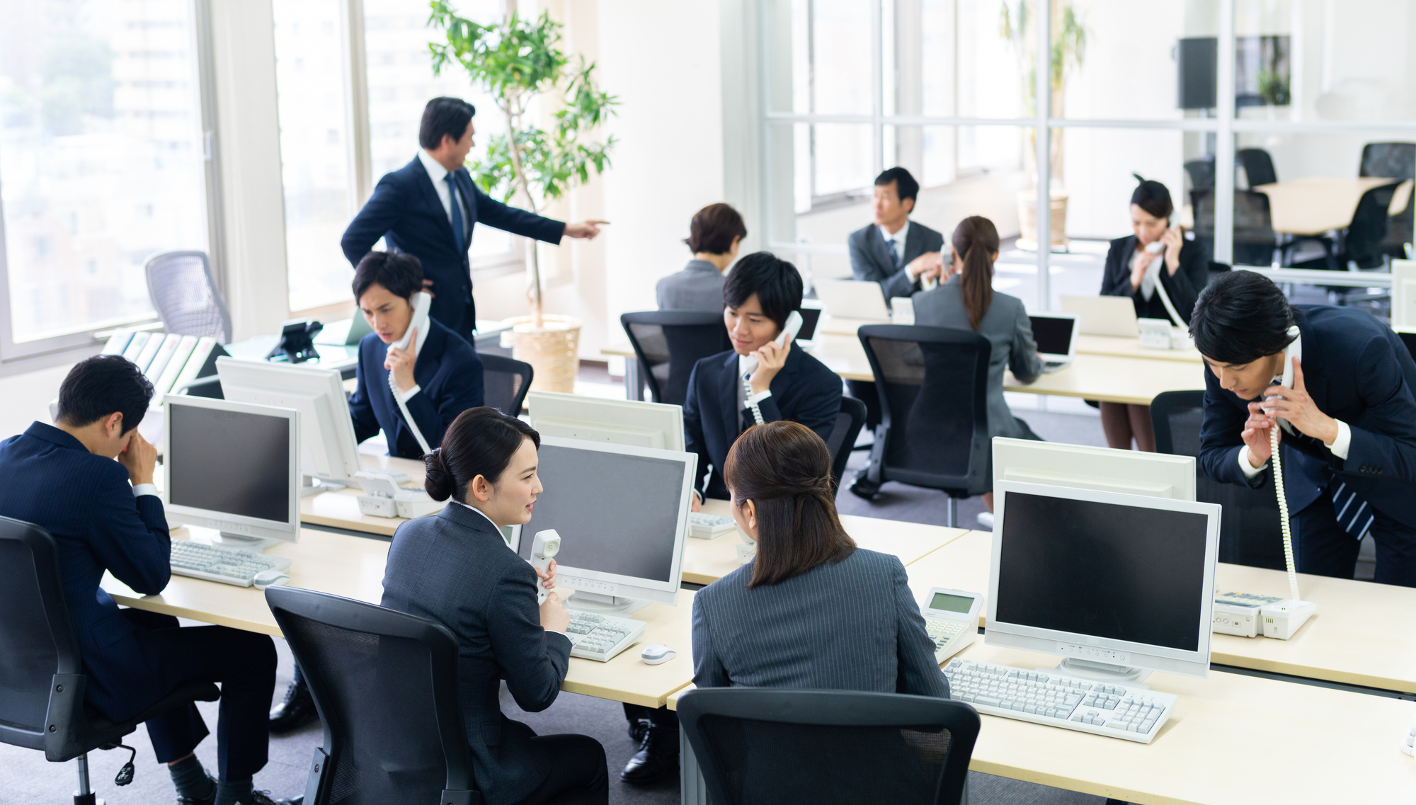 脱固定席！固定電話と紙資料を廃止し、テレワーク・フリーアドレスを実現させる方法とは？