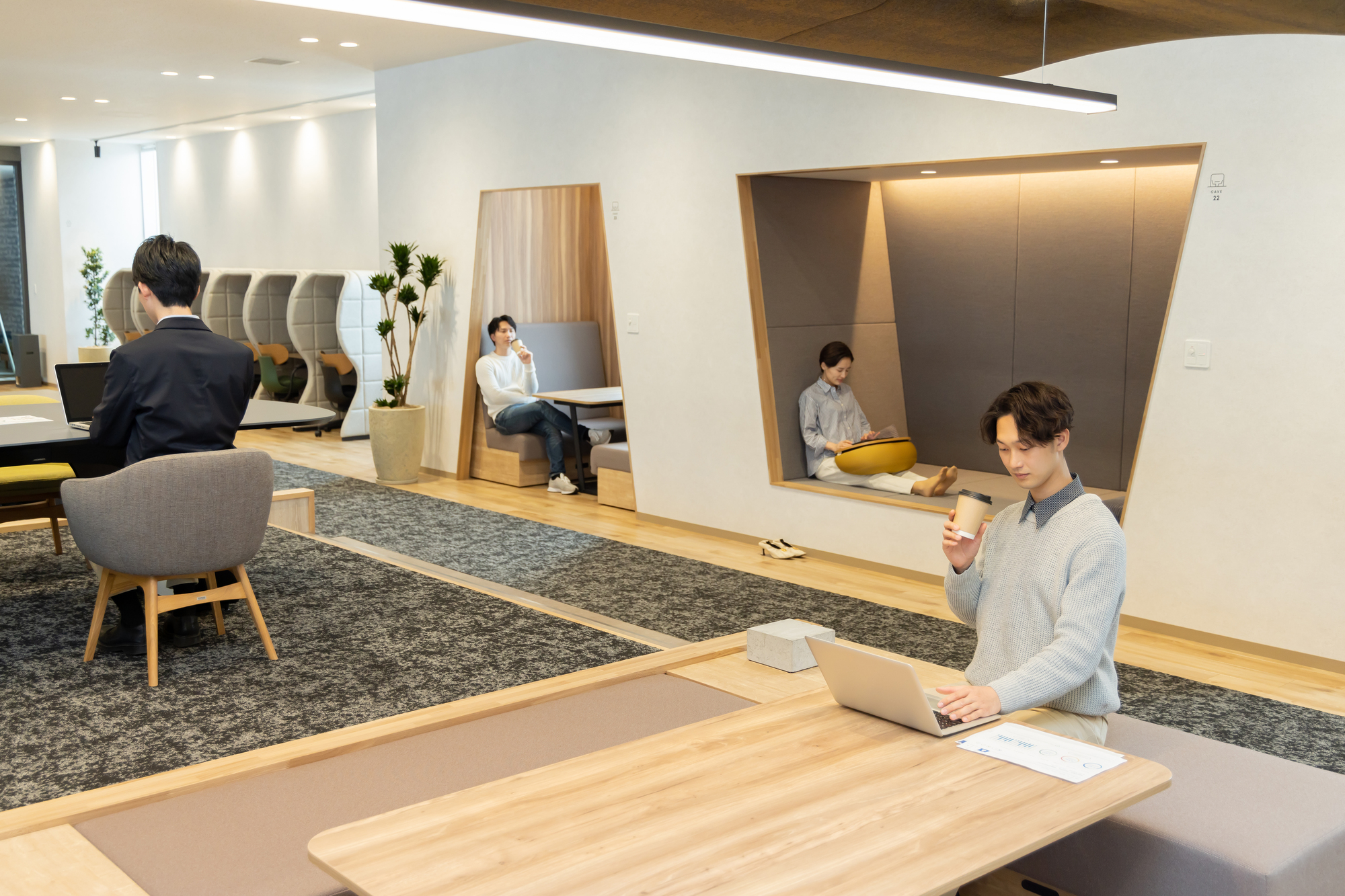 執務エリアとは異なるデザインのリフレッシュスペース