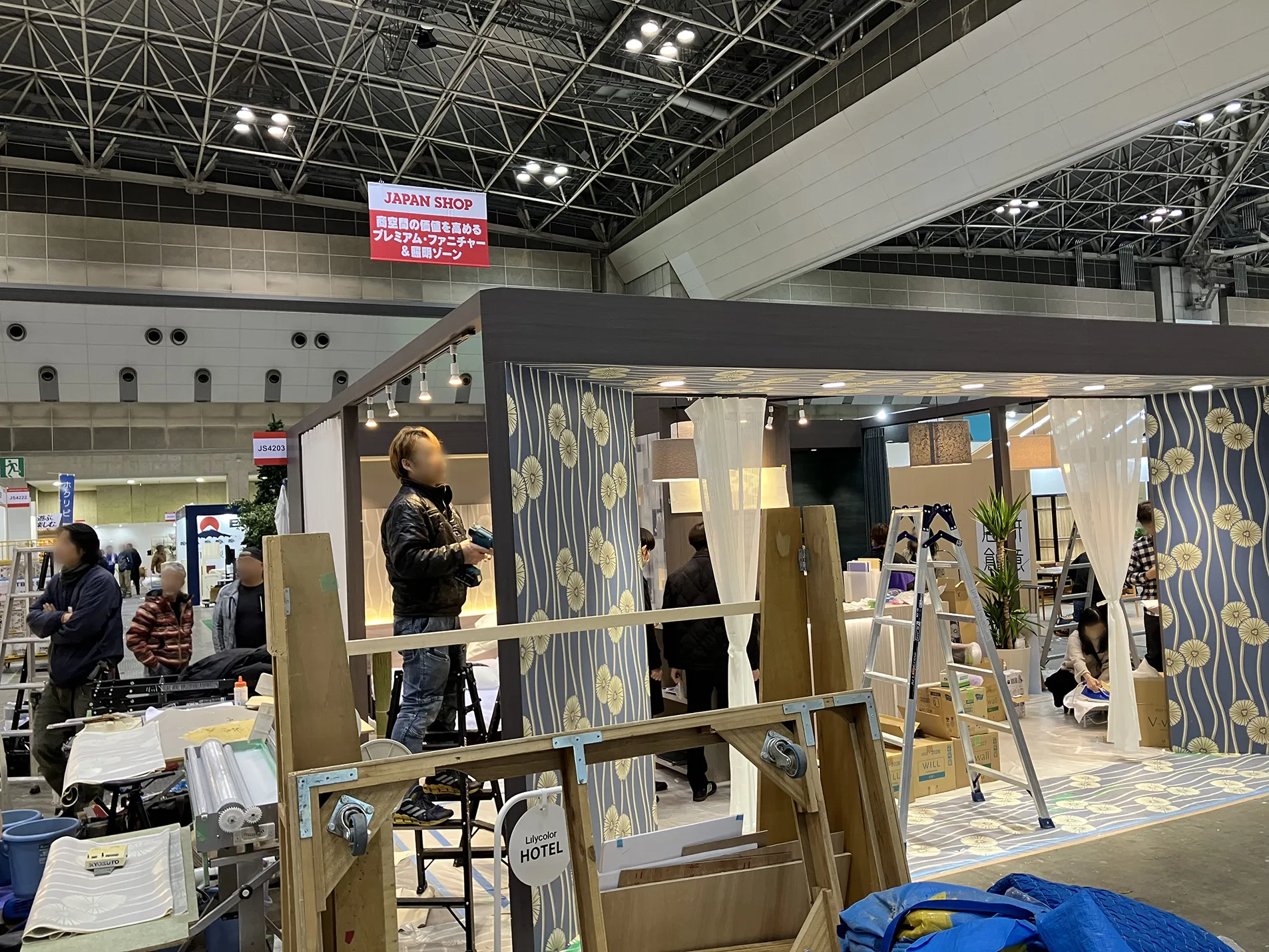 ジャパンショップ 2025の展示準備を行う様子を収めた画像です